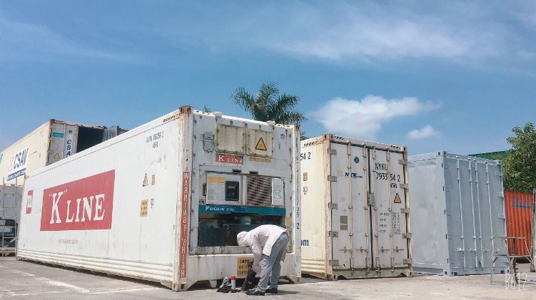 Thường xuyên vệ sinh máy lạnh container