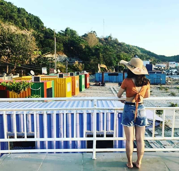 Homestay Container Nam Du được xây dựng sát bờ biển