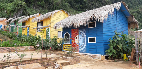 Homestay với họa tiết trang trí, lợp mái lá đặc sắc