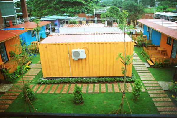 Khu vực khuôn viên của các phòng homestay container tại HT Con Hostel