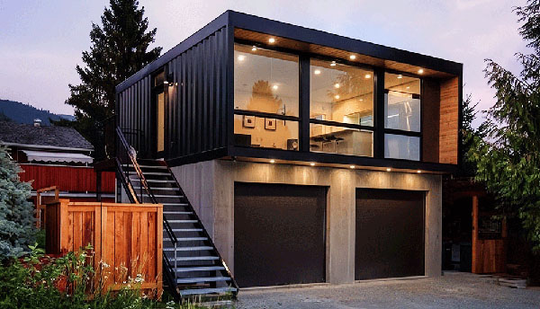 Nhà 2 tầng có hệ thống cửa kính lớn để đón ánh sáng tự nhiên