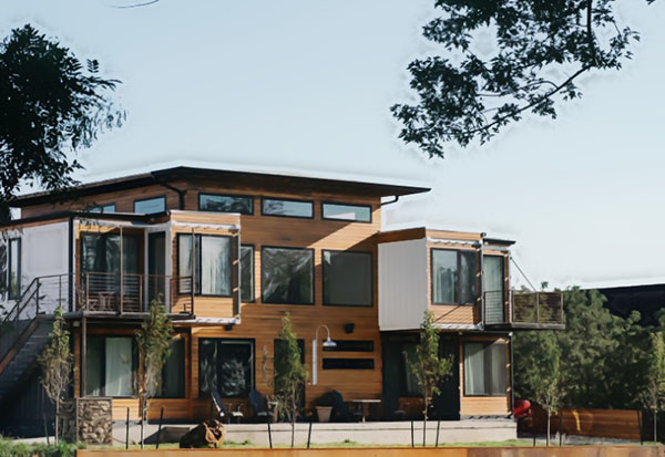 Ngôi nhà cont lắp nhiều cửa kính để tạo không gian thoáng, đón ánh nắng tự nhiên