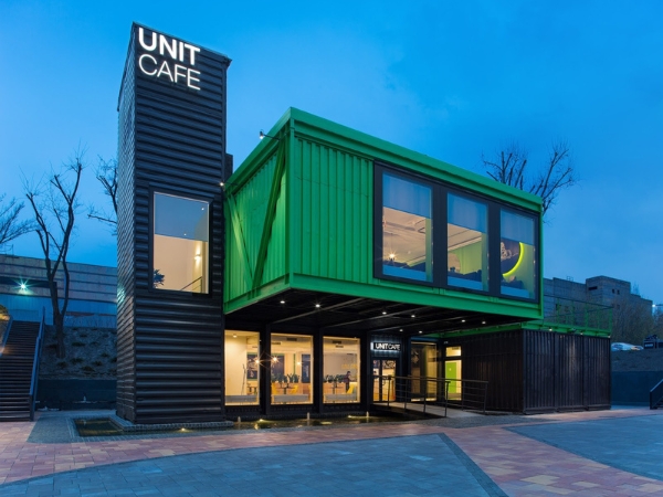 Thiết kế sử dụng các thùng container bố trí ngang dọc với nhiều kích cỡ