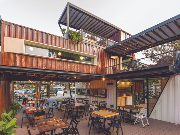 Quán cafe cỡ lớn với không gian ngoài trời, trong nhà và cả ban công, sân thượng