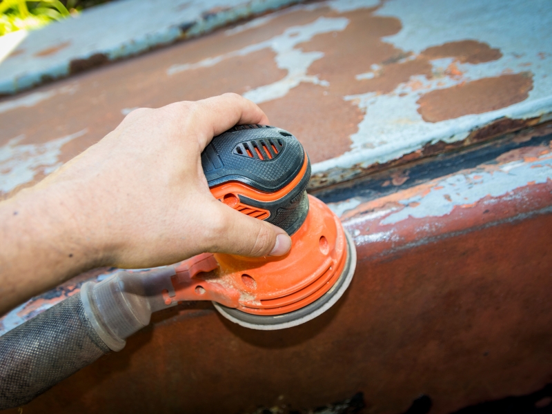 Loại bỏ rỉ sét bằng máy mài