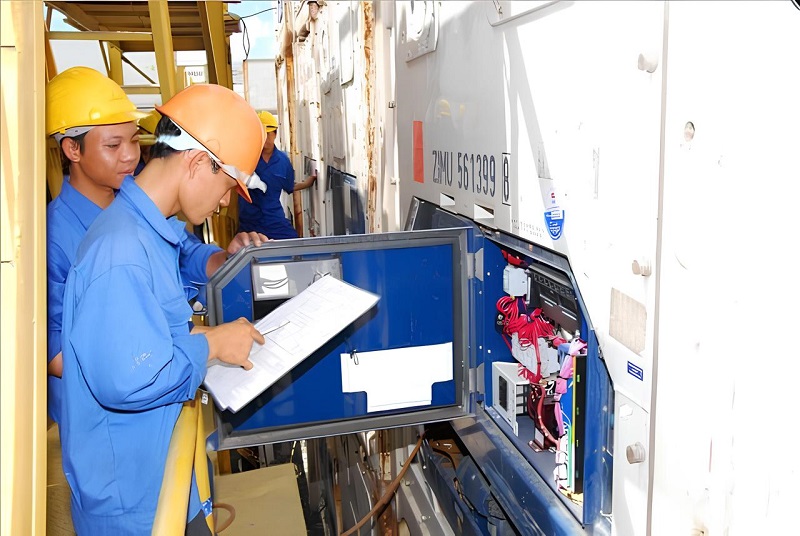 Kỹ thuật viên đang thực hiện kiểm tra PTI cho container lạnh