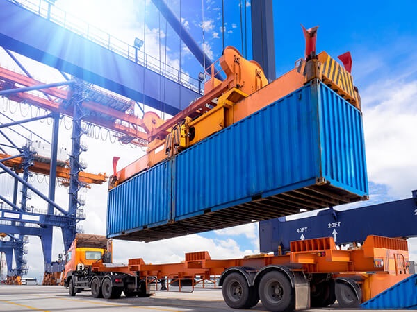 Container chứa hàng vận chuyển hàng hoá đến cảng để xuất khẩu
