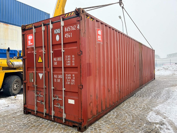 Container 40HC đang được nâng lên bằng xe cẩu tự hành (Truck-mounted Crane)