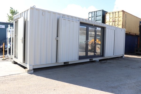 Container không tiếp xúc trực tiếp với mặt đất tránh bị ăn mòn, gỉ sét từ nước mưa