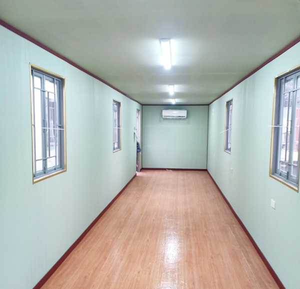 Không gian container văn phòng trống với cửa sổ và điều hòa
