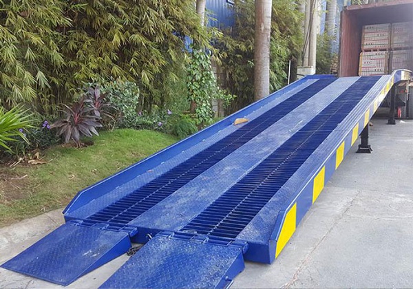 Cầu dẫn từ mặt đất lên container